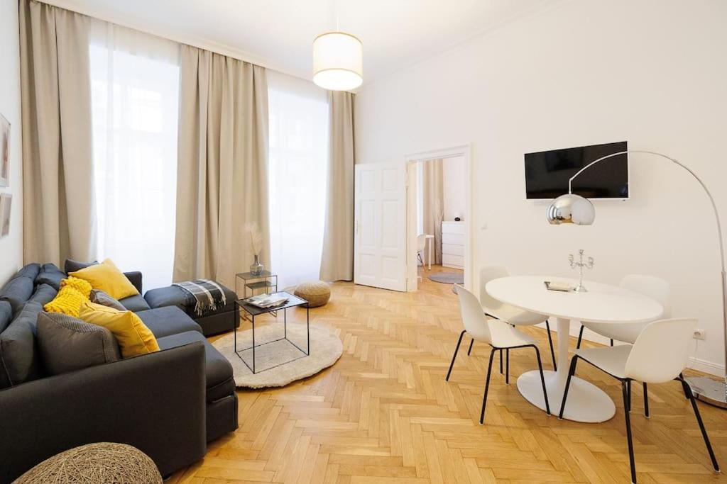 Franz 21 - Typical Viennese Apartment In The Heart Of ウィーン エクステリア 写真
